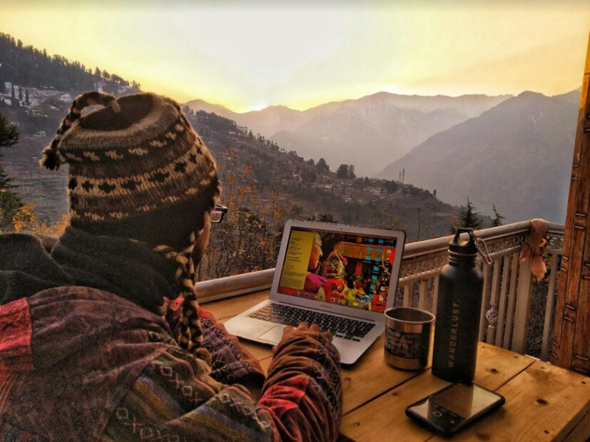 ओल्ड मनाली, हिमाचल प्रदेश - लाकडी घरं, शांत गल्ल्या आणि नदीकाठच्या कॅफेसह, ओल्ड मनाली हे निसर्गाच्या सानिध्यात आराम करू इच्छिणाऱ्या आणि काम करू इच्छिणाऱ्यांसाठी परिपूर्ण आहे. येथील शांत वातावरण एकाग्रतेला मदत करते. एक्सप्लोर करण्यासाठी अनेक लहान ठिकाणे देखील आहेत.