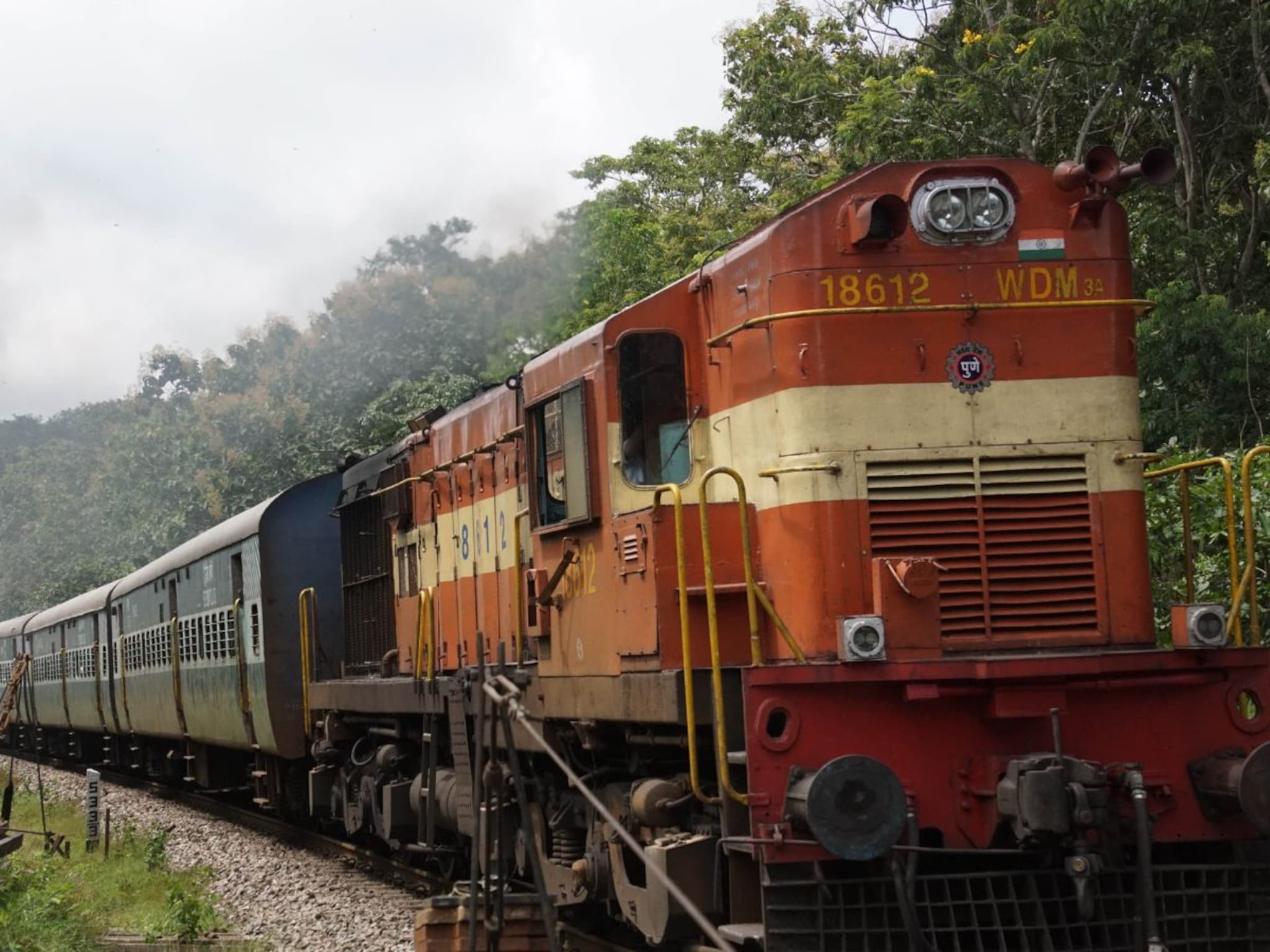 Indian Railway : ट्रेन लेट झाली तर पैसे परत मिळतात का? रेल्वेने प्रवास करत असाल तर हे नियम माहित असायलाच पाहिजेत