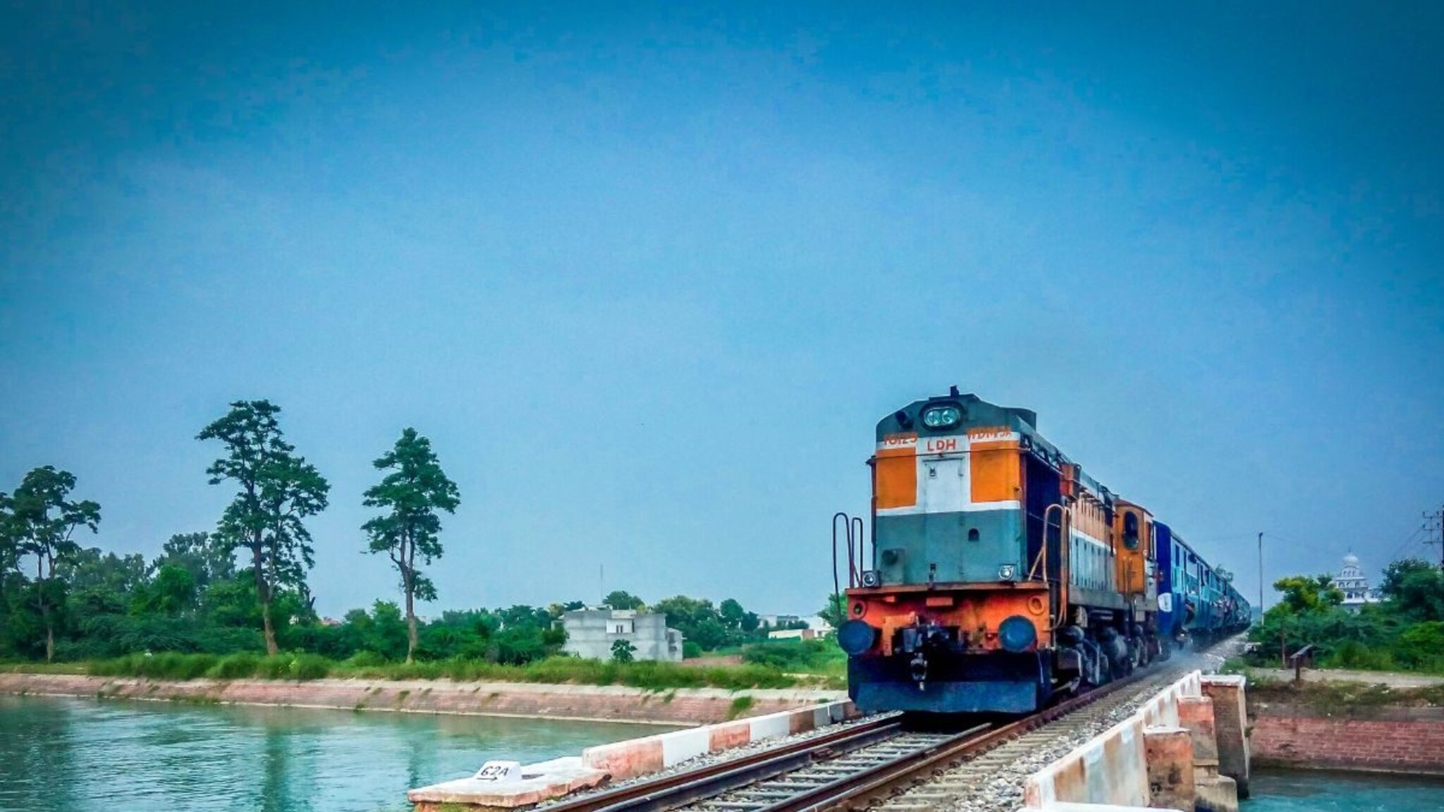 धडक धडक धडक धडक! ट्रेनचा आवाज हा नेमका येतो तरी कुठून? Watch Video