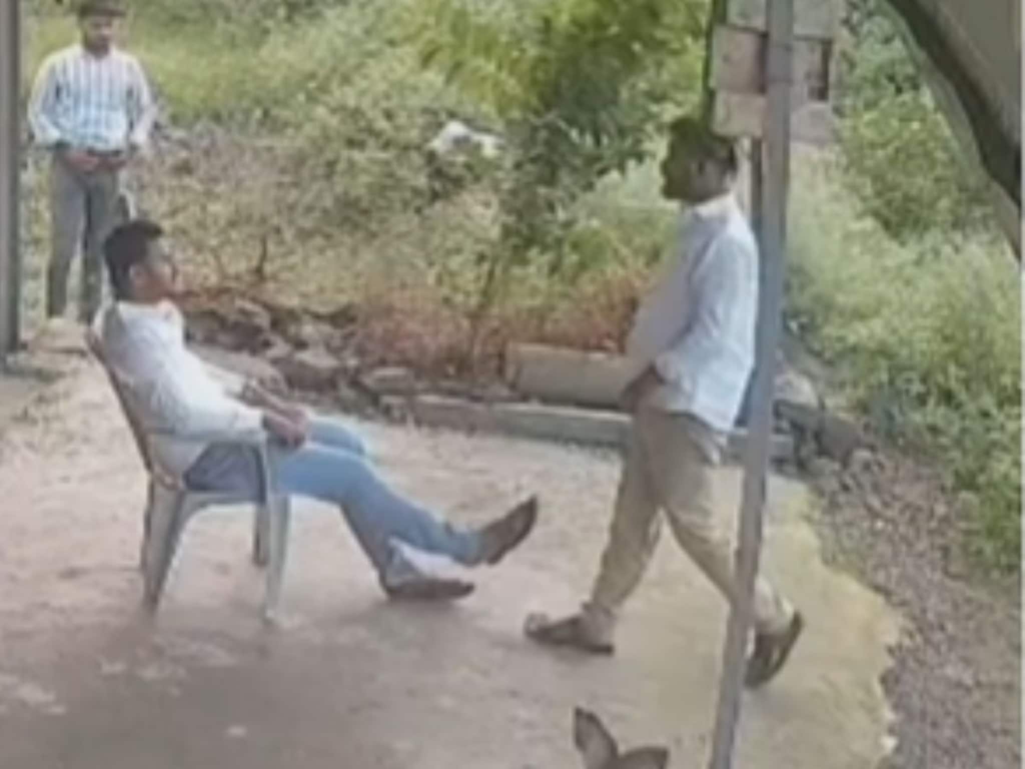 "तुझा मुळशी पॅटर्न करणार", बीडमध्ये वाढदिवशीच व्यापाऱ्यावर कत्तीने हल्ला, घटना CCTVत कैद