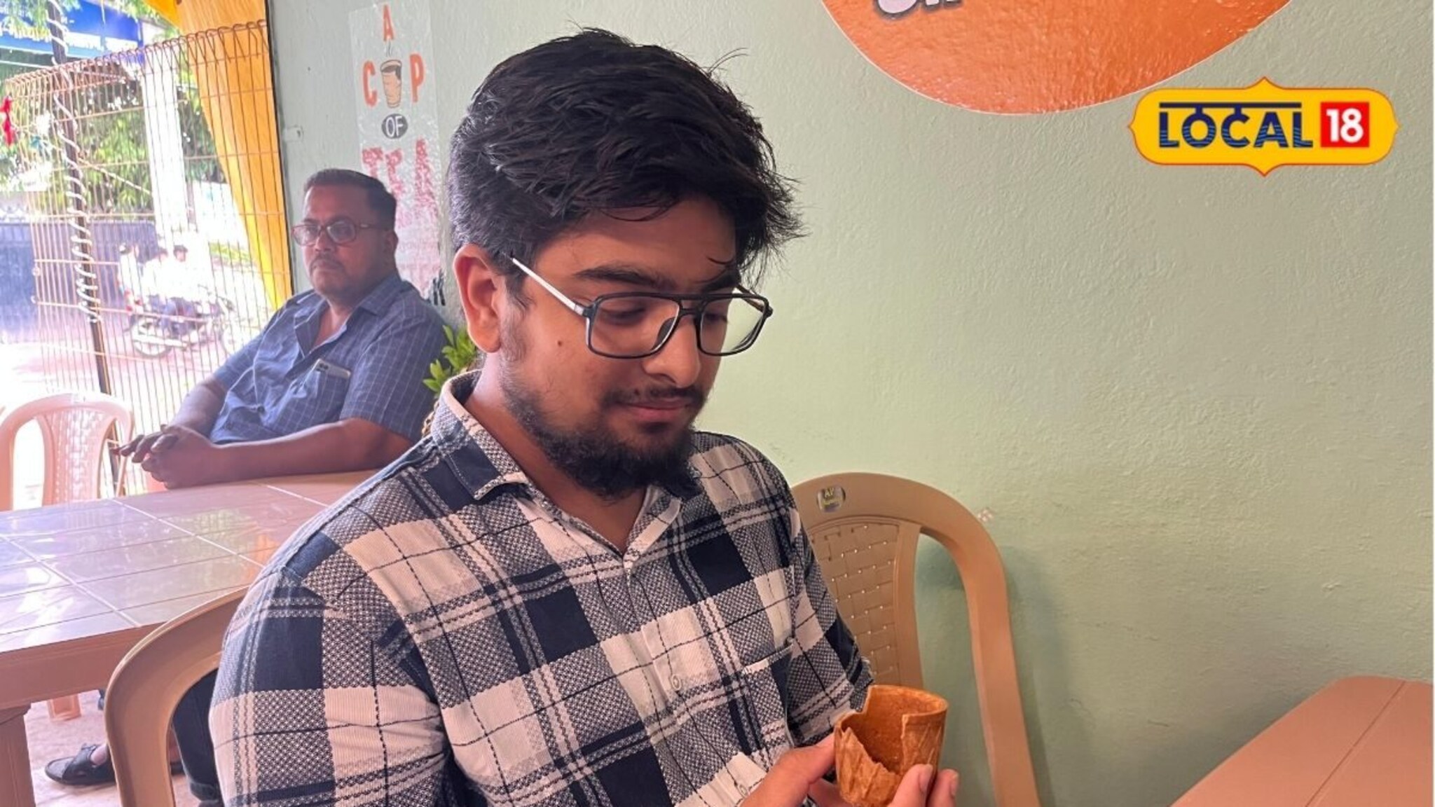 आता यायला लागतंय! चहा प्या, कप खा; जालन्याच्या तरुणाची भन्नाट आयडिया