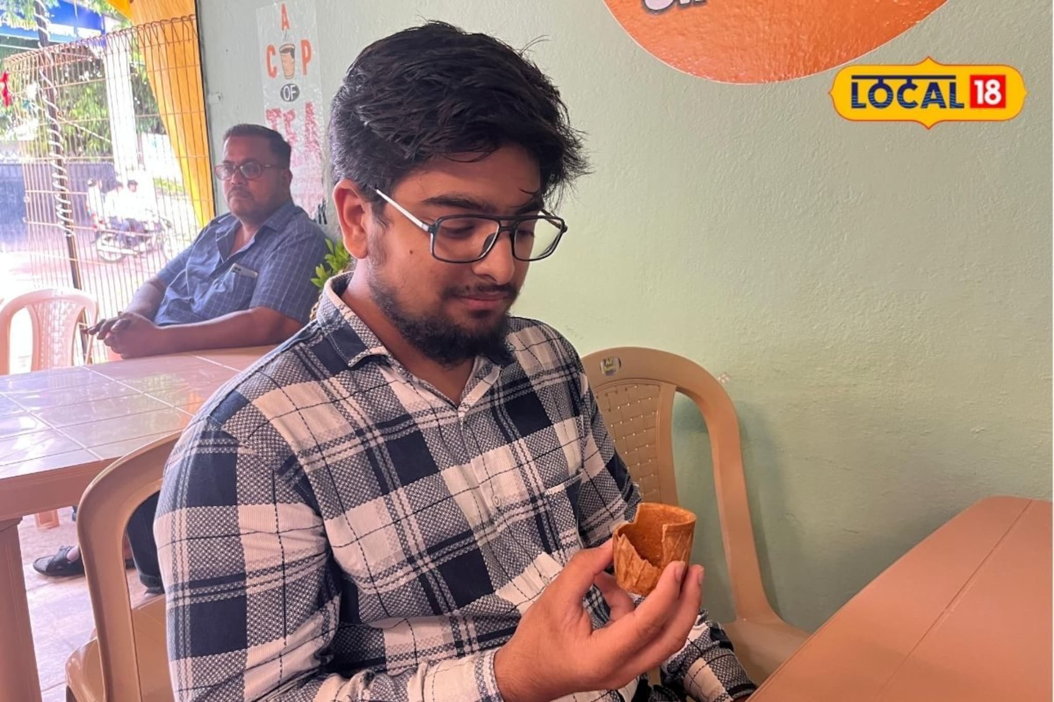 आता यायला लागतंय! चहा प्या, कप खा; जालन्याच्या तरुणाची भन्नाट आयडिया