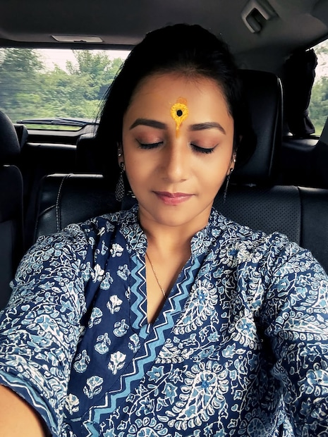 "शब्दात न सांगता येणारा अनुभव होता तो. लाईन जशी पुढे सरकत होती तसा गाभारा हळु हळु दिसु लागला. आणि मग थेट त्याच्या पायाशी जाऊन पोहोचले."
