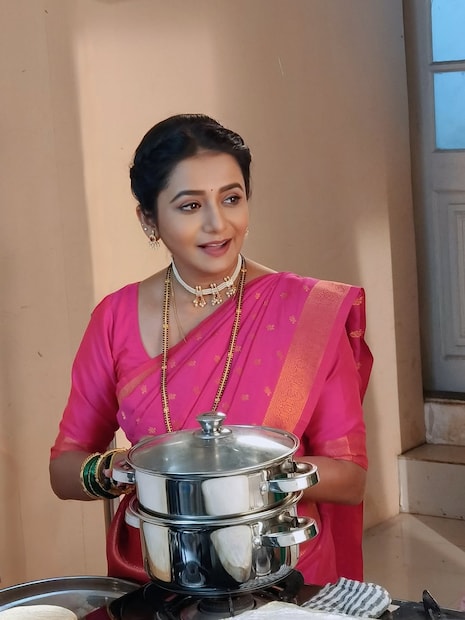 नुकतीच तिने एक पोस्ट शेअर केली ज्यात ती पहिल्यांदा त्याला भेटायला गेली होती. त्याला भेटून ती भावुक झाली. तिच्या डोळ्यात पाणी आलं. तो कोण होता ज्याला भेटून जुई इतकी भावुक झाली. 