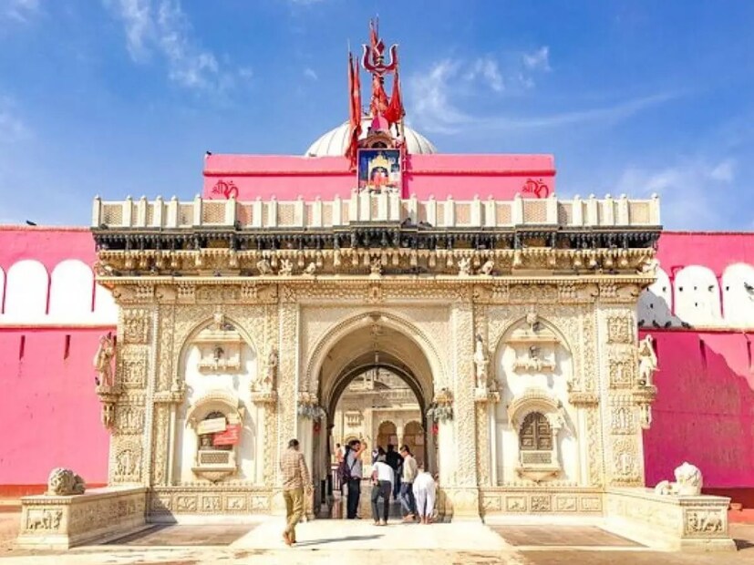 करणी मातेला स्थानिक लोक देवी दुर्गेचं अवतार मानतात. दंतकथेनुसार, करणी मातेनं आपल्या कुटुंबातील मुलांना मृत्यूनंतर उंदरांच्या रूपात पुन्हा जन्म दिला आणि त्यामुळेच हे उंदीर मंदिरात पवित्र मानले जातात.