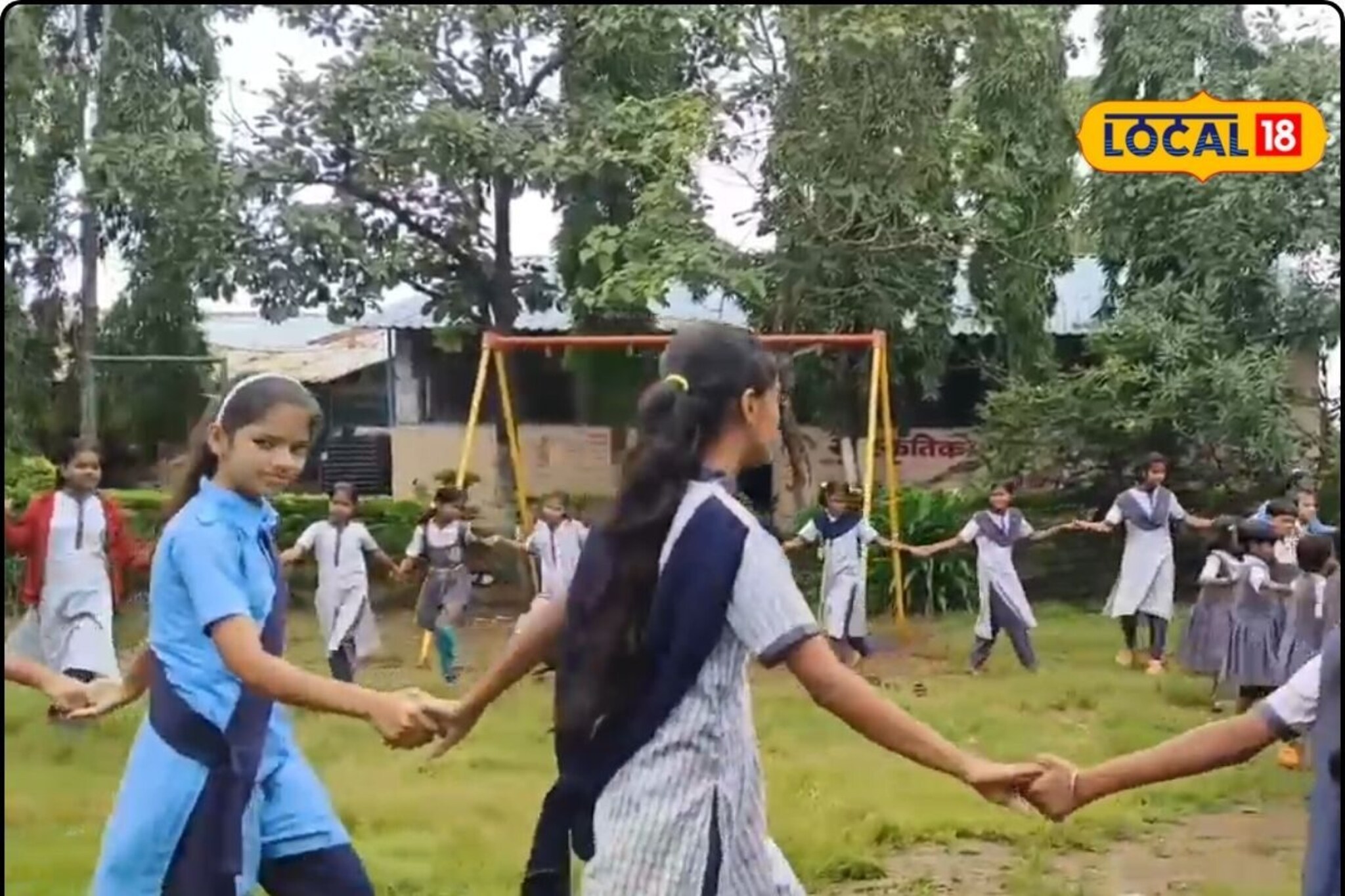 पारंपरिक गाणी आणि मुलींचं रिंगण, कोल्हापूरच्या शाळेनं जपली खास परंपरा, Video