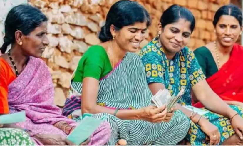 मुख्यमंत्र्यांची लाडकी बहीण योजना 21-65 वयोगटातील ज्या महिलांचे वार्षिक कौटुंबिक उत्पन्न 2.5 लाख रुपयांपेक्षा जास्त नाही त्यांना मासिक 1,500 रुपयांची मदत देते.