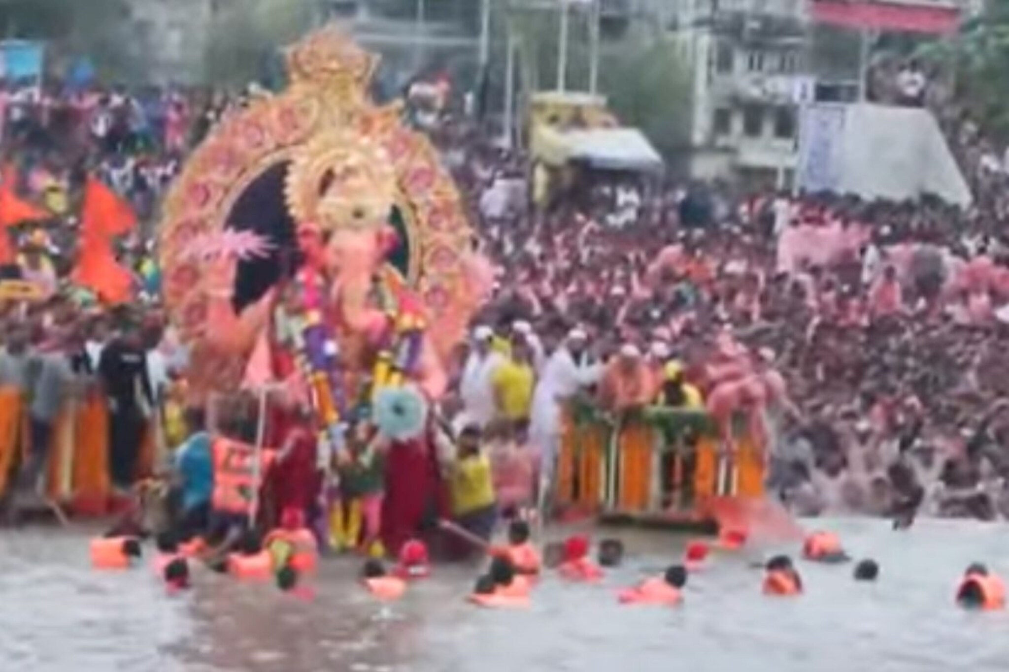 'लालबागचा राजा' 4 तासांपासून गिरगाव चौपाटीवर, कधी होणार विसर्जन? मोठी अपडेट समोर