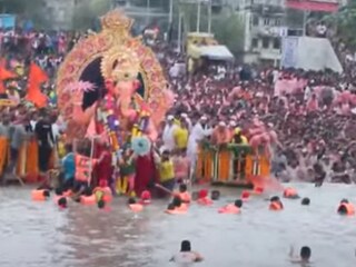 'लालबागचा राजा' 4 तास गिरगाव चौपाटीवर, कधी होणार विसर्जन? मोठी अपडेट समोर 'लालबागचा राजा' 4 तास गिरगाव चौपाटीवर, कधी होणार विसर्जन? मोठी अपडेट समोर