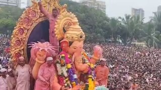 मुंबईत गिरगाव चौपाटीवर अलोट भक्तिसागर, लालबागचा राजाला थोड्याच वेळेत निरोप