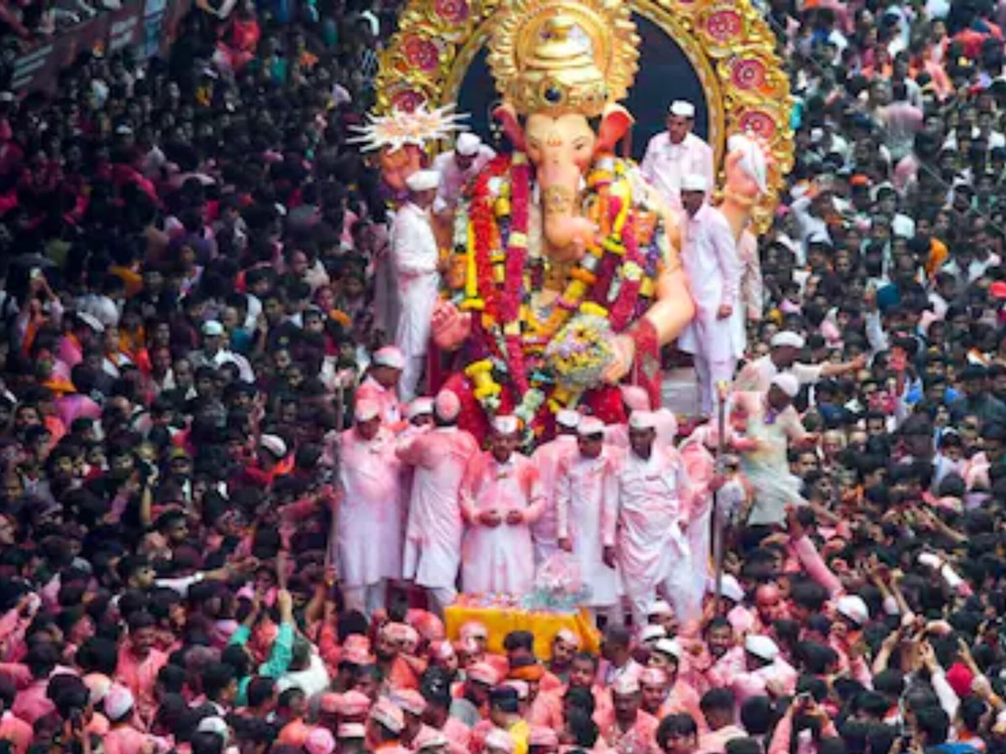 लालबागचा राजा विसर्जन मिरवणूकीत चोरांचा सुळसुळाट, 100 पेक्षा जास्त फोन आणि गळ्याची चैन गायब, पोलीस स्टेशन बाहेर रांगा