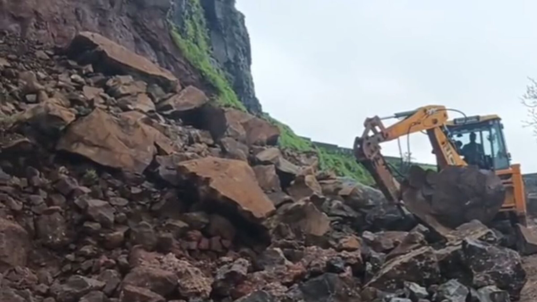 परतीच्या प्रवासाला निघालेल्या कोकणवासीयांना मोठा झटका, तब्बल 8 दिवस 'हा' घाट राहणार बंद