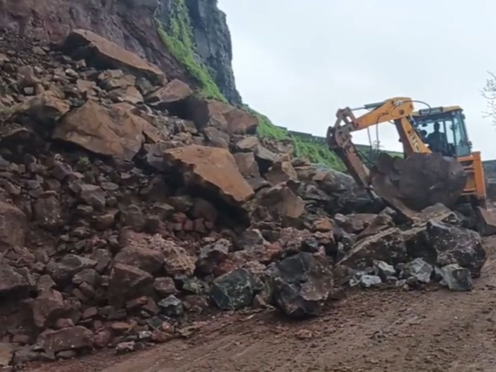 परतीच्या प्रवासाला निघालेल्या कोकणवासीयांना मोठा झटका, तब्बल 8 दिवस 'हा' घाट राहणार बंद