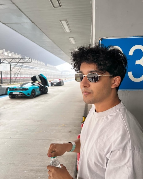 माधुरी अनेकदा सोशल मीडियावर एरिनचे व्हिडिओ शेअर करते, ज्यात तो कधी तबला वाजवताना दिसतो, तर कधी कथ्थकच्या स्टेप्सचा सराव करताना.