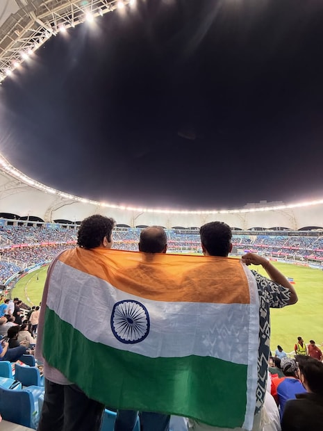  प्रसिद्ध मराठी अभिनेता तर ही मॅच राहण्यासाठी थेट दुबईत पोहोचला होता. तो जाताना एकटा नाही तर सोबत भाऊ आणि वडिलांना घेऊन गेला होता. अभिनेत्याने या निमित्तानं त्याच्या वडिलांचं 40 वर्षांचं स्वप्न पूर्ण केलं. 