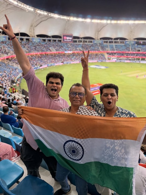  "मी त्यांना सरप्राइज देत तिकीटं दिली आणि त्यांचं तब्बल 40 वर्षांचं स्वप्न पूर्ण केलं. असे क्षण खरोखरच अमूल्य असतात."