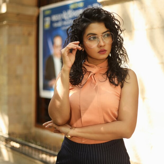  "ते गाडी खाली ढकलायला मदत करणार इतक्यात तो अनोळखी दुचाकीस्वार मोठा पेट्रोलचा कॅन घेऊन परत आला. त्याला पाहून मला प्रचंड आनंद झाला आणि त्याच्या या अनपेक्षित मदतीबद्दल मी मनापासून कृतज्ञ झालो."
