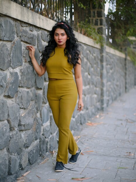  "मानवता अजून जिवंत आहे", असं म्हणत मीराने पोस्ट शेअर केली आहे. तिनं लिहिलंय, "काल संध्याकाळी पीक ट्रॅफिकच्या वेळी माझी गाडी माजिवडा ब्रिज फ्लायओव्हरवर बंद पडली. थोडा वेळ थांबून काय करावं हे बघितलं आणि कशीबशी गाडी बाजूला एका लेनमध्ये ढकलली. पण गाडी सुरूच होत नव्हती. बाजूनं जाणारे सगळे लोक माझ्याकडे रागानं बघत होते."