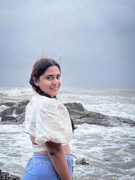 पूर्वी एकत्र कुटुंब पद्धती आणि चाळ संस्कृती होती, तेव्हा मुलांची काळजी आणि संगोपन आपोआप व्हायचं. ती म्हणाली, “पूर्वीच्या काळी मुलं कुठे आणि कशी वाढायची हे कळायचंच नाही! कारण आजूबाजूला काका-आत्याची पोरं असायची, सगळे एकत्र राहायचे.”