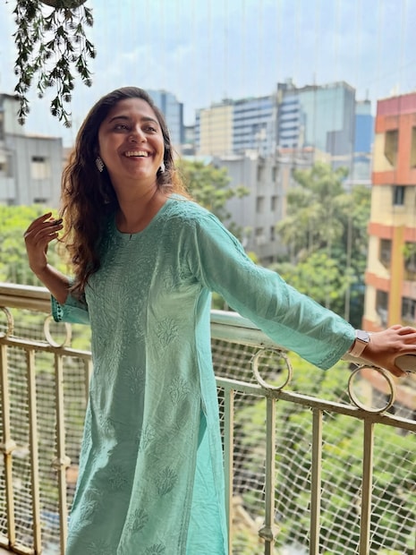 मुंबई: मराठी चित्रपटसृष्टीतील अष्टपैलू अभिनेत्री, दिग्दर्शिका आणि लेखिका मृण्मयी देशपांडे तिच्या आगामी ‘मनाचे श्लोक’ चित्रपटामुळे चर्चेत आहे. चित्रपटाच्या कामासोबतच मृण्मयी सध्या तिच्या वैयक्तिक आयुष्यातील बदलांमुळेही चर्चेत असते.