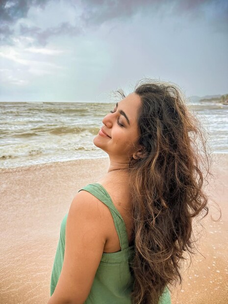 ‘व्हायफळ’ पॉडकास्टला दिलेल्या मुलाखतीत मृण्मयीने जुन्या आणि नवीन कुटुंब पद्धतीतील फरक स्पष्ट केला. ती म्हणाली, “मी माझ्या मित्रमंडळींना पाहिलं आहे. मुलांच्या एनर्जीला मॅच करणं आणि त्यांना वाढवणं खरंच अशक्य आहे!”