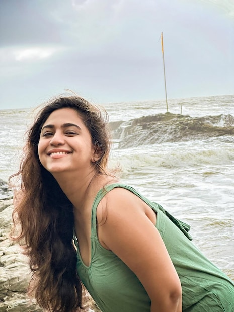 आजच्या सिंगल फॅमिलीत म्हणजेच एका फ्लॅटमध्ये नवरा, बायको आणि दोन मुलांना सगळं एकट्याने मॅनेज करावं लागतं, ज्यामुळे परिस्थिती खूप बिकट झाली आहे. ती म्हणाली, “ही तारेवरची कसरतच आहे!”