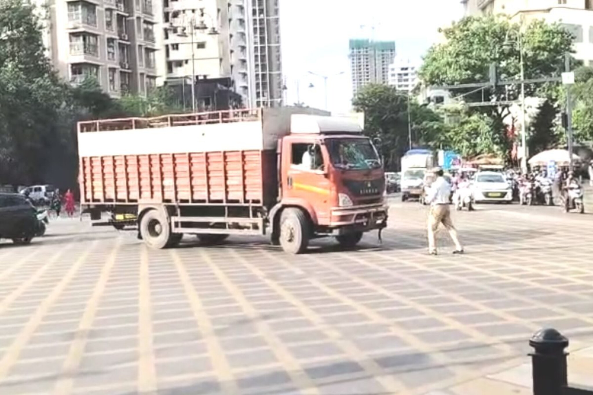 पोलिसाला ट्रकखाली चिरडण्याचा प्रयत्न, शिवसेना भवनासमोरील धक्कादायक घटना VIDEO