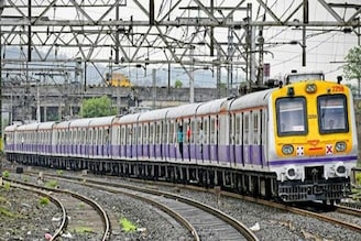 शनिवारी पहाटे 2.10 मिनिटांनी तर हार्बरवरुन सुटणार 3 वाजता 12 विशेष लोकल