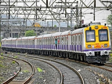 Mumbai local Update:  मुंबईकडे येणाऱ्या लोकल खोळंबल्या, ऑफिसला लेटमार्क Mumbai local Update:  मुंबईकडे येणाऱ्या लोकल खोळंबल्या, ऑफिसला लेटमार्क