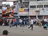 नगरमध्ये अचानक रस्त्यावर उतरले शेकडो लोक, पोलिसांकडून लाठीचार्ज, नक्की काय घडलं?