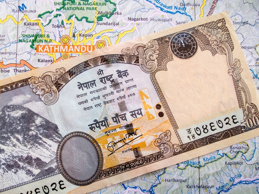 हा दर का स्थिर आहे?1994  पासून भारत आणि नेपाळ या दोन देशांमध्ये चलन विनिमयासाठी एक निश्चित दर ठरवण्यात आला. त्यानुसार 1 भारतीय रुपया = 1.60 नेपाळी रुपये हा दर लागू करण्यात आला. त्यामुळे दोन्ही देशांतील व्यापार, प्रवास आणि दैनंदिन व्यवहार अधिक सोपे झाले.