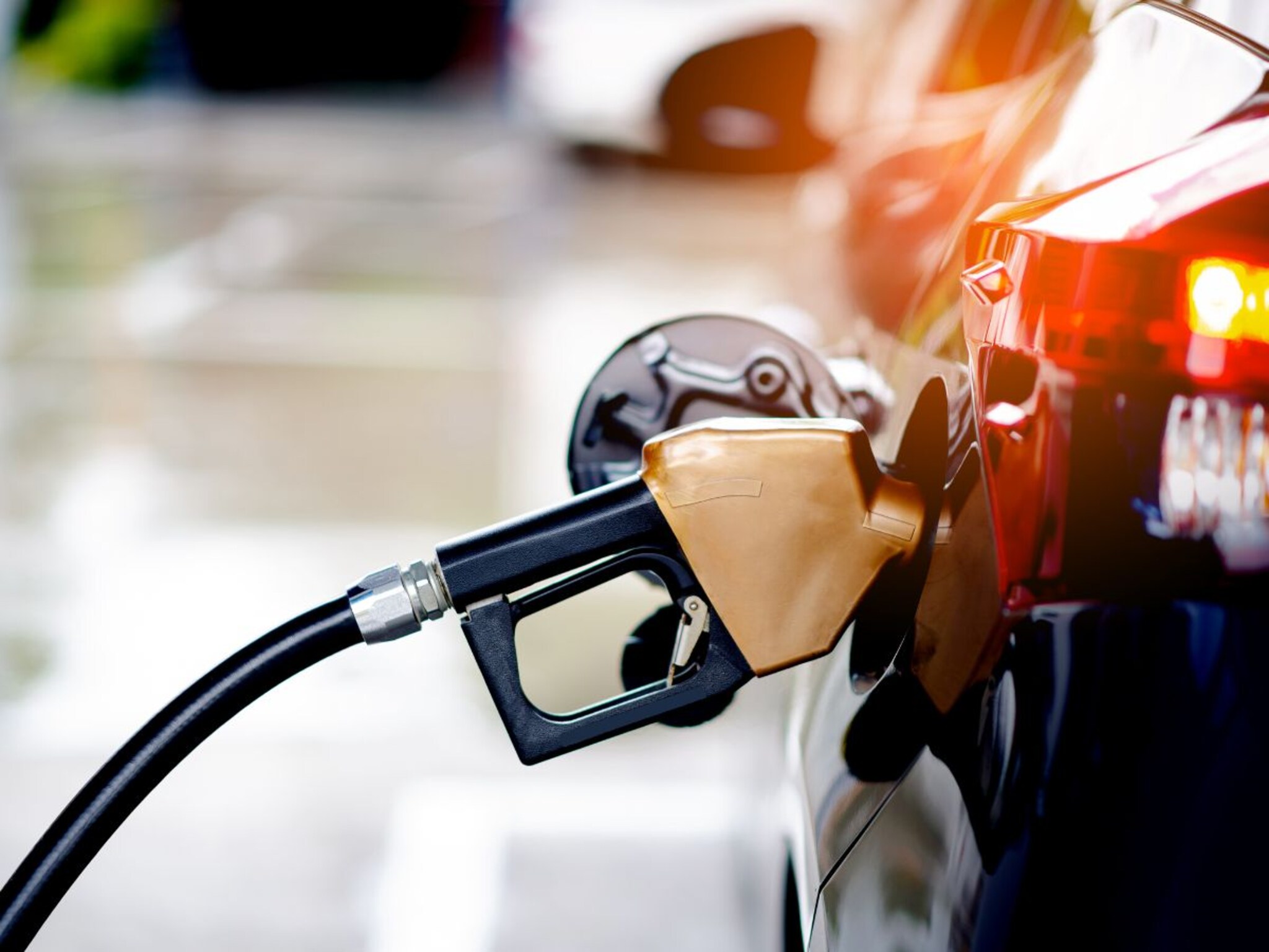 E20 Petrol पासून वाचण्यासाठी गाडीत प्रिमियम फ्यूल भरत आहात? मग ही माहिती तुमचे 6-7 रुपये वाचवेल