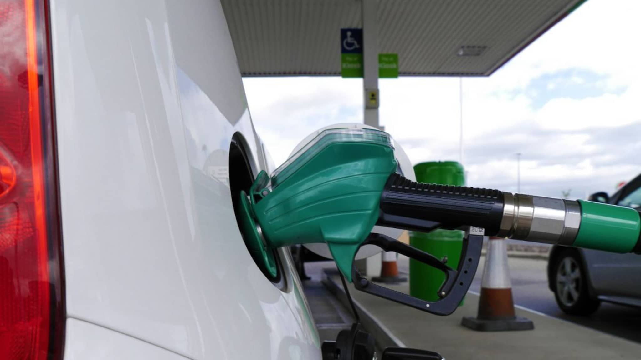 E20 पेट्रोल की सामान्य पेट्रोल कोणतं गाडीसाठी चांगलं? बाईक किंवा कारचे मालक असाल तर हे वाचाच