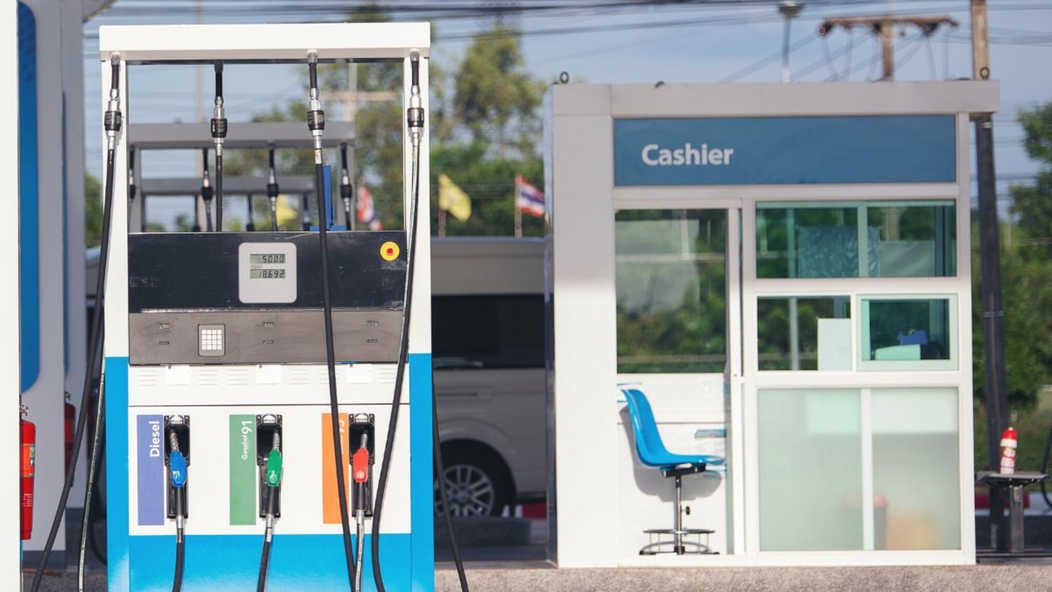 70 लिटर टाकी असलेल्या BMW मध्ये पंपवाल्यानं भरलं 77 लिटर, तपासणी केली तर निघालं 57 L, बाकीचं कुठे?