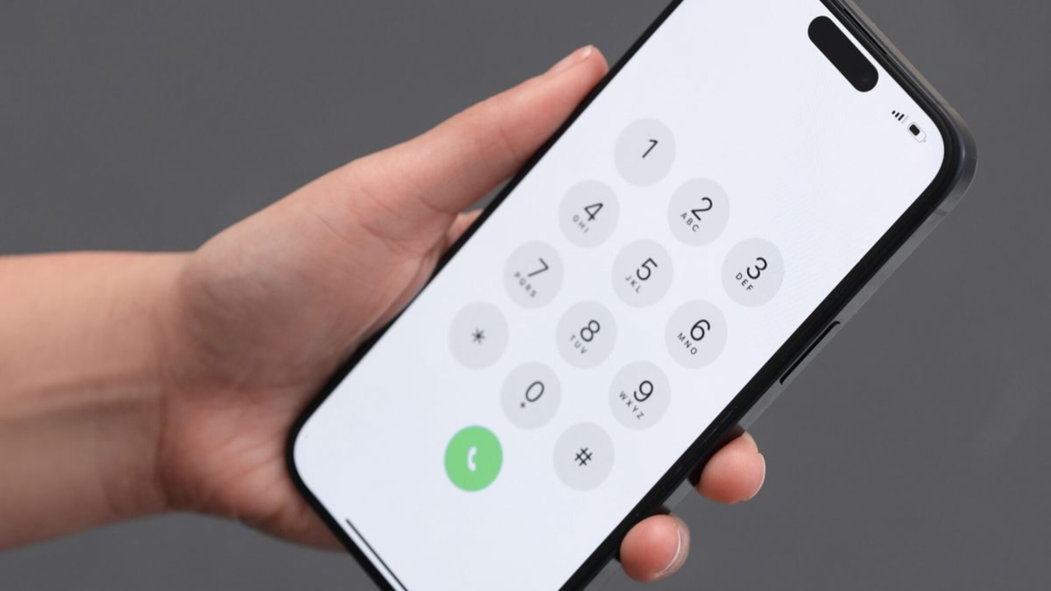 कॉल स्क्रीन अचानक बदलली? मग तुमचा फोन हॅक तर नाही झाला ना?