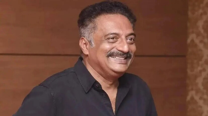 याशिवाय, प्रकाश राज यांनी ‘ही जमीन सगळ्यांची आहे, कोणीही कुठेही राहू शकतं’, असं वक्तव्य करून बेकायदेशीर घुसखोरांना प्रोत्साहन दिल्याचा आरोपही तक्रारीत करण्यात आला आहे.