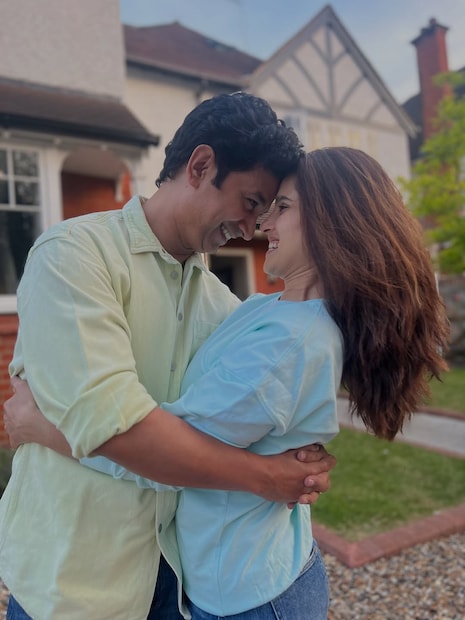 नुकताच प्रियाचा ‘बिन लग्नाची गोष्ट’ हा चित्रपट रिलीज झाला. या चित्रपटात तिचा नवरा उमेश कामत, अभिनेत्री निवेदिता जोशी सराफ आणि डॉ. गिरीश ओक यांच्याही महत्त्वाच्या भूमिका आहेत. या चित्रपटाने ९ दिवसांतच बॉक्स ऑफिसवर १ कोटींची कमाई केली आहे.