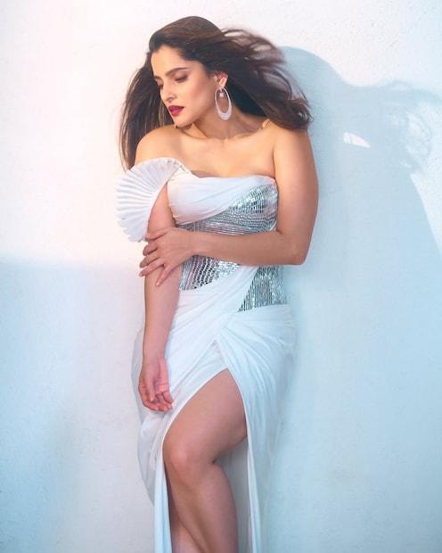 प्रिया नेहमीच वेस्टर्न आऊटफिट्समध्ये समोर आली आहे. कोणताही इव्हेंट असो किंवा नॉर्मल आयुष्यातही वेस्टर्न कपड्यांमध्ये दिसते. फार कधीतरी ती ड्रेसमध्ये दिसते. 