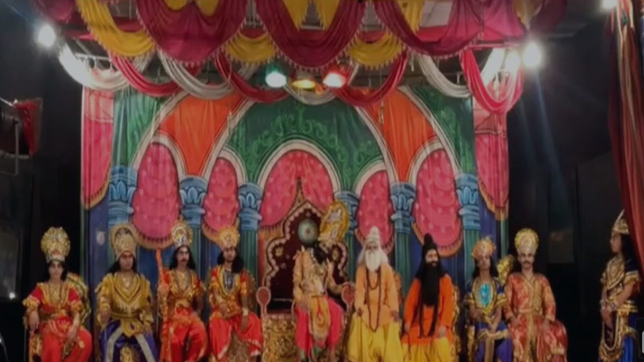 रामलीला करताना कोसळला, रंगभूमीवर सोडला प्राण, LIVE VIDEO