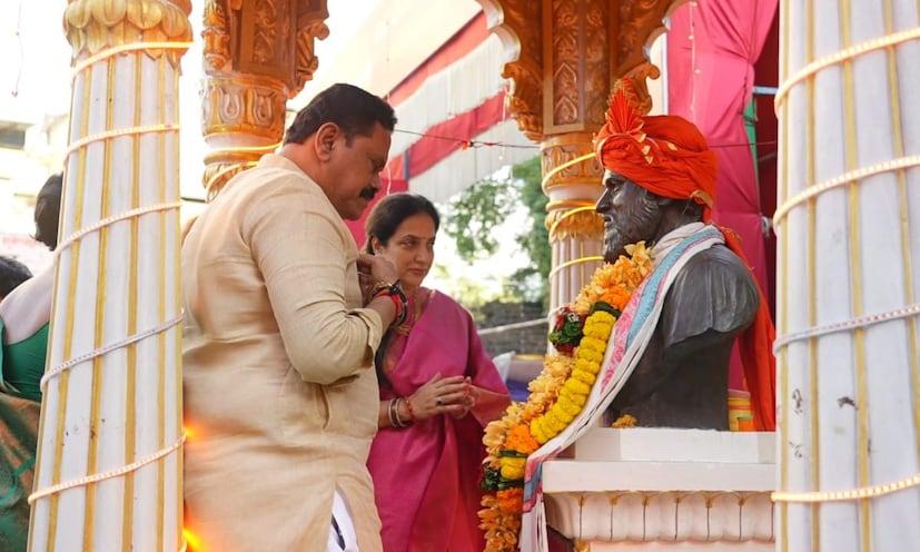 यावेळी रश्मी ठाकरे यांच्यासोबत ठाकरे गटाचे नेते राजन विचारे सुद्धा उपस्थितीत होते. देवीची आरती करण्याआधी रश्मी ठाकरे यांनी आनंद दिघे यांच्या पुतळ्यावर जाऊन पुष्पहार अर्पण केला. आनंद दिघे यांनीच टेंभी नाक्यावर दुर्गेश्वरी देवीची प्रतिष्ठापना करून नवरात्र उत्सवाला सुरुवात केली होती.