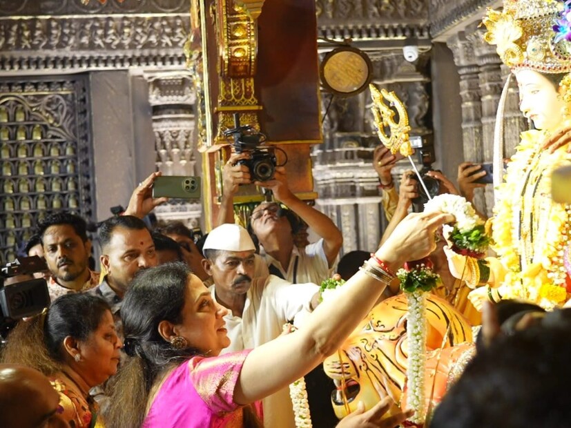 - नवरात्रीमध्ये प्रत्येक घरामध्ये फुलाचार होतो. आमच्या रश्मी वहिनी या आनंद दिघेंनी देवी स्थापन झाली तेंव्हापासून आम्ही सर्व एकत्र येतो. आम्ही त्या निमित्ताने इथं येतो. आम्ही देवीचे दर्शन घेतो.  देवीला  साकडं घालायची गरज नाही, आईने दैत्यांचा वध केला अशा वृत्तींचा वध होत असतो, आईला सगळं माहिती आहे.  100% उद्धव बाळासाहेब ठाकरे शिवसेनेचाच महापौर होणार आहे, असं यावेळी ठाकरे गटाच्या नेत्या किशोरी पेडणेकर म्हणाल्या.