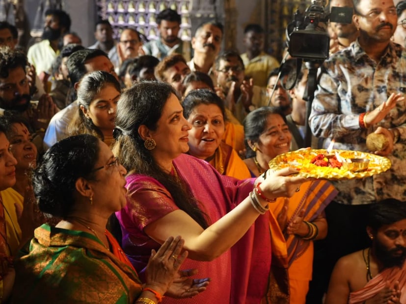  शिवसेनेत फूट पडल्यानंतर मागील वर्षी रश्मी ठाकरे आल्या होत्या, त्यावेळी शिंदे गटाच्या कार्यकर्त्यांनी घोषणाबाजी केली होती. त्यामुळे यावेळी मोठ्या प्रमाणात बंदोबस्त ठेवण्यात आला होता. 