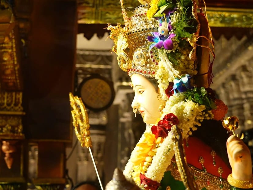 - रश्मी ठाकरे येणार त्या पार्श्वभूमीवर शिवसेनेच्या महिला मोठ्या प्रमाणात मंडपात उपस्थितीत होत्या. 