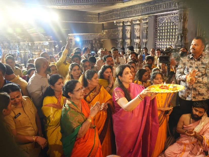 देशभरात नवरात्रीचा उत्सवाची धूम सुरू आहे. महाराष्ट्रातही नवरात्रीनिमित्ताने उत्साहाचं वातावरण आहे.  उपमुख्यमंत्री एकनाथ शिंदे यांचा बालेकिल्ला असलेल्या ठाण्यात दरवर्षीप्रमाणे ठेंभीनाका इथं दुर्गेश्वरी देवीच्या दर्शनाला भाविकांची गर्दी आहे. आज उद्धव ठाकरे यांच्या पत्नी रश्मी ठाकरे यांनी टेंभीनाका इथं जाऊन देवीची आरती केली.   
