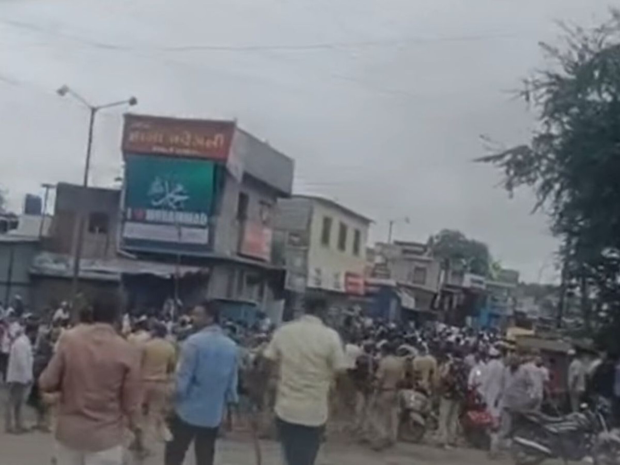 अहिल्यानगरमध्ये दोन गटात तणाव, पोलिसांचा आंदोलकांवर लाठीचार्ज