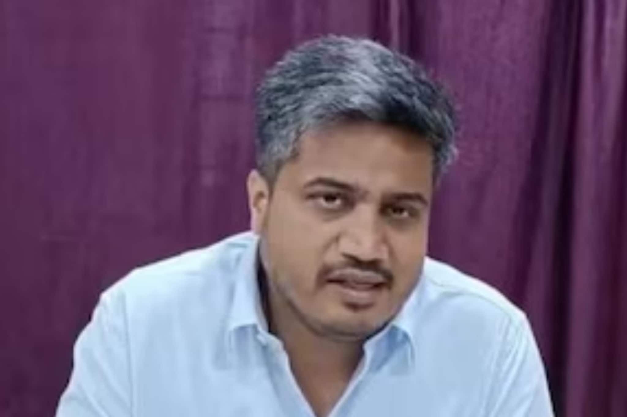 रोहित पवारांवर 'ट्रम्प' कार्डचं उलटलं, बनावट आधार प्रकरणात गुन्हा दाखल