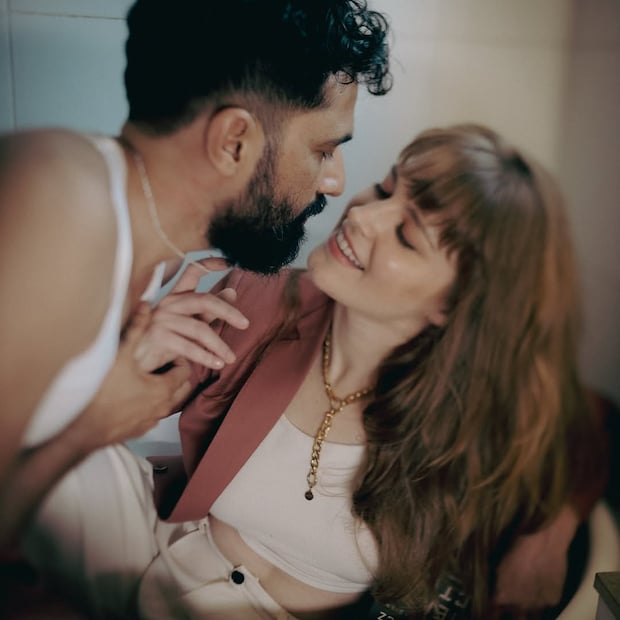  "आम्ही एकमेकांना गोष्टी सांगितल्या, गाणी गायली आणि आयुष्यभर प्रियकर-प्रेयसी आणि सर्वात जवळचे मित्र राहण्याची शपथ घेतली. हीच आमची छोटीशी कहाणी! प्रेम नेहमीच जिंकणार"
