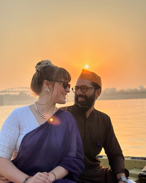 एकीकडे अस्सल पुणेरी मराठमोळा सारंग साठ्ये तर दुसरीकडे कॅनडाची पॉला मॅकग्लिन. ही दोन्ही समीकरण बघायला गेली तरी फार विरुद्ध पण प्रेमापुढे सगळंच व्यर्थ. 