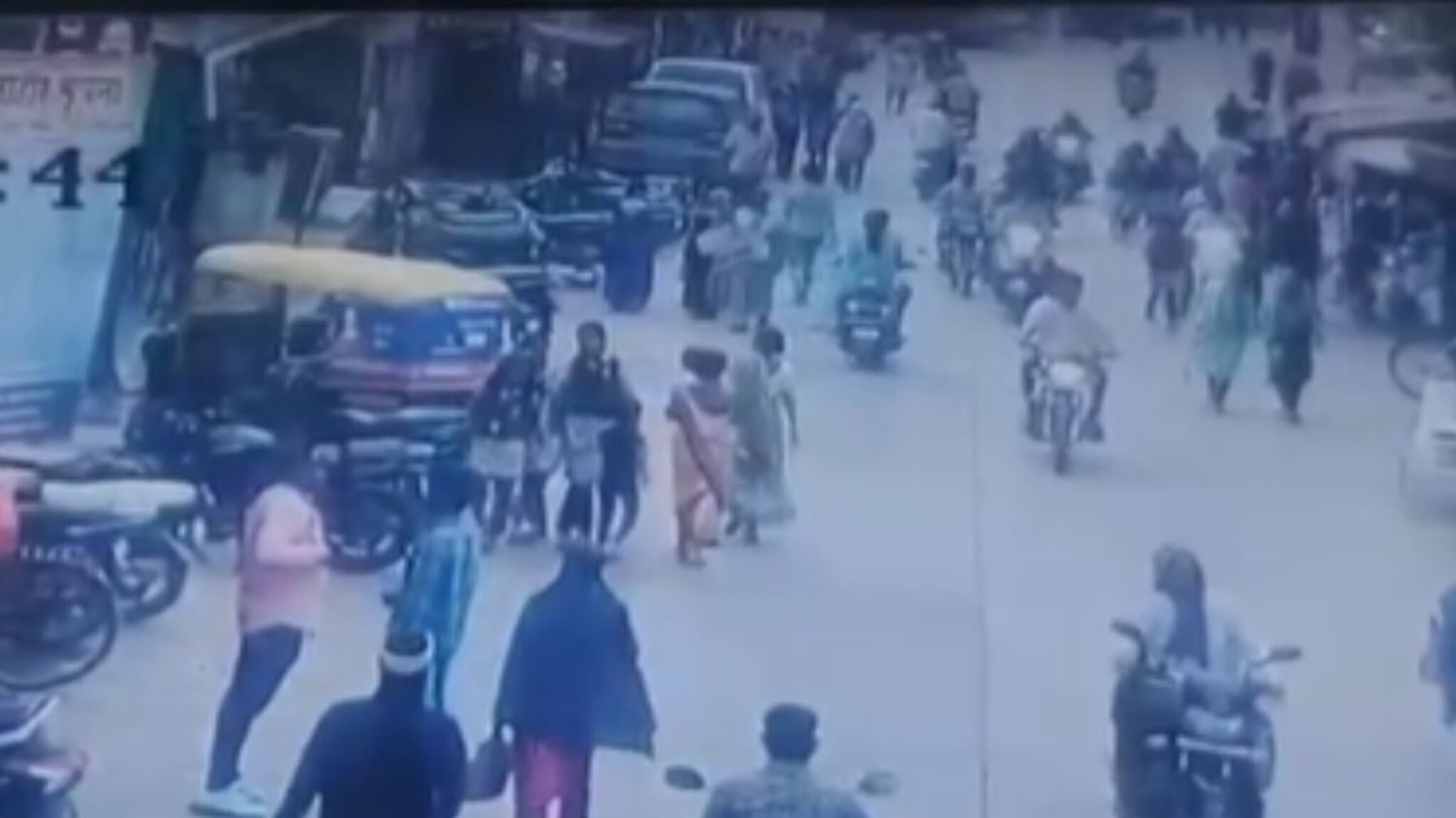 Satara News : दुचाकीवरून आले अन् धाड धाड धाड बेछूट गोळीबार, साताऱ्यात नेमकं काय घडलं? पाहा VIDEO