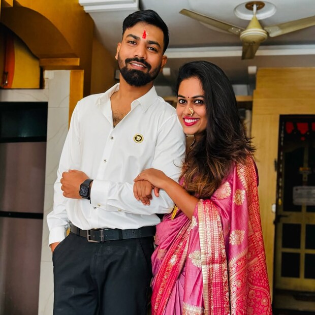 तिच्या चेहऱ्यावर मातृत्वचा ग्लो आणि आनंद स्पष्टपणे झळकत आहे. सोबतच, तिचा पती धवल देखील या क्षणांचा मनमुराद आनंद लुटताना दिसत आहे.